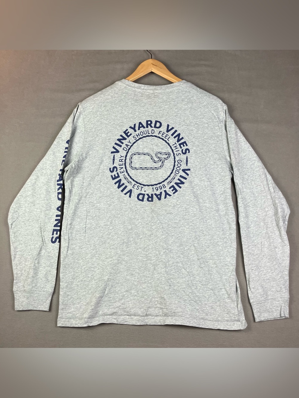 Vineyard Vines Men’s Size M Long Sleeve Pocket T-Shirt Gray Navy Graphic Logo. I